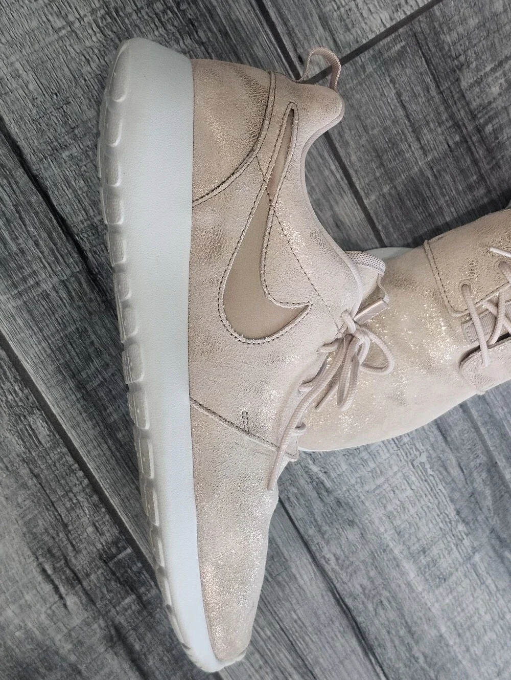 Nike Women’s Roshe Run Glitter Sneakers - Light Pink
